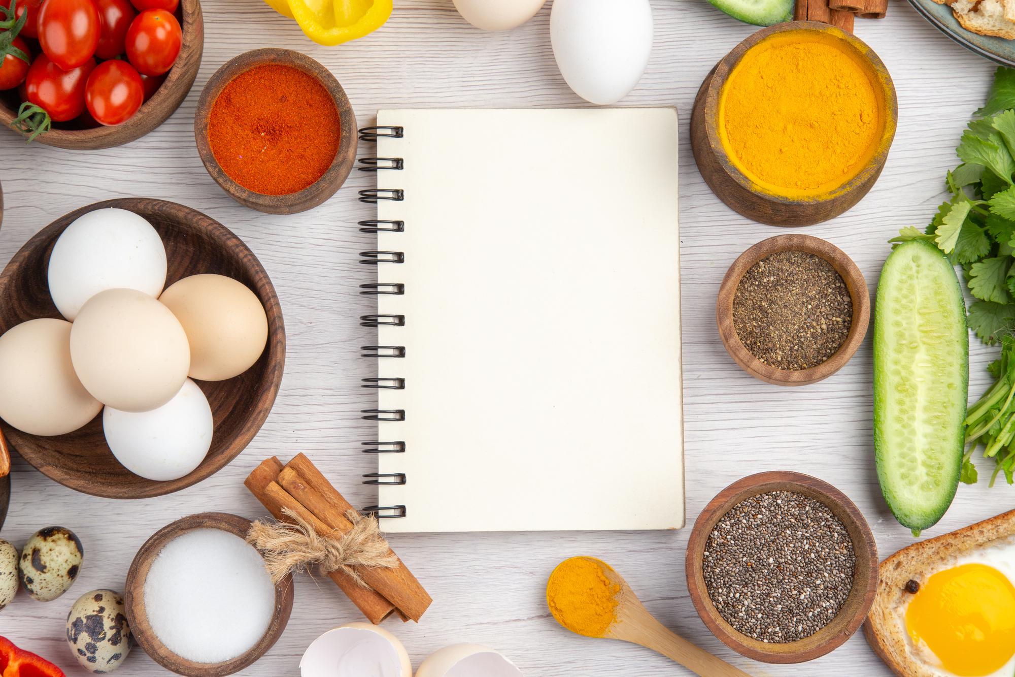 Tavolo con ingredienti freschi e note della ricetta