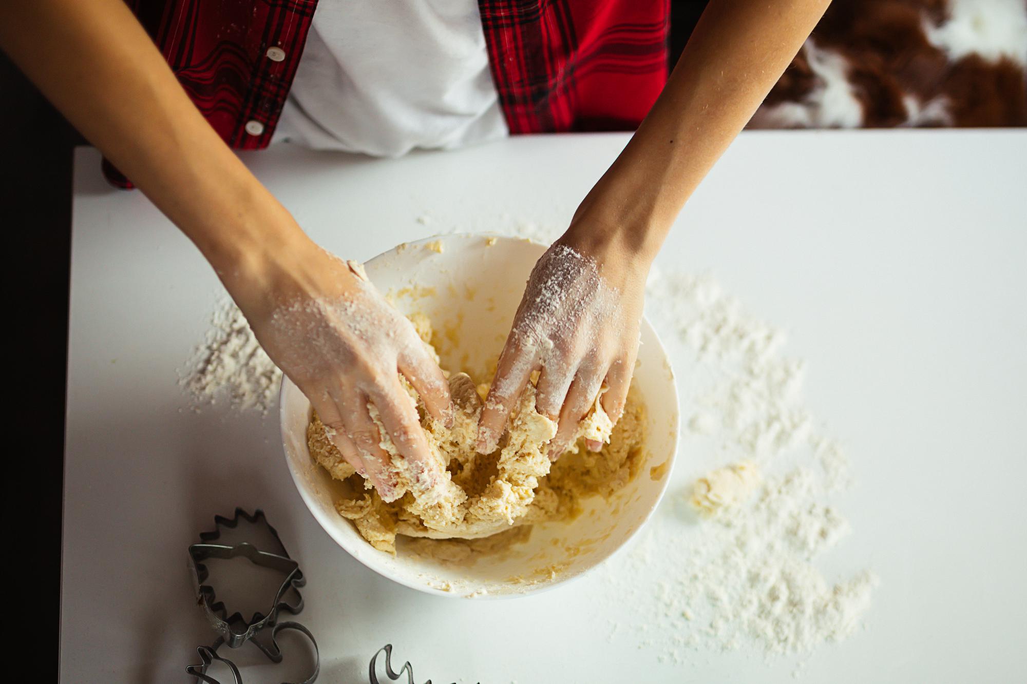 Allievo che impasta con le mani